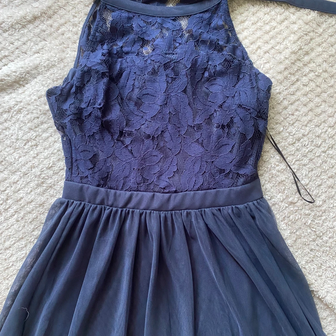 Mörkblå spetsklänning med knyt - 3