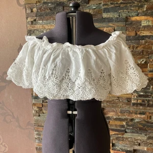 Vit offshoulder blus Linn Ahlborg x NA-KD - Superfin vit, croppad, offshoulder blus från Linn Ahlborg x NA-KD i storlek 34. 