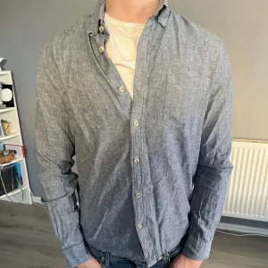 Linneskjorta från Dressman - Blå linneskjorta från Dressman, perfekt nu på sommaren! Storlek: S. Hör gärna av er vid minsta fundering:)