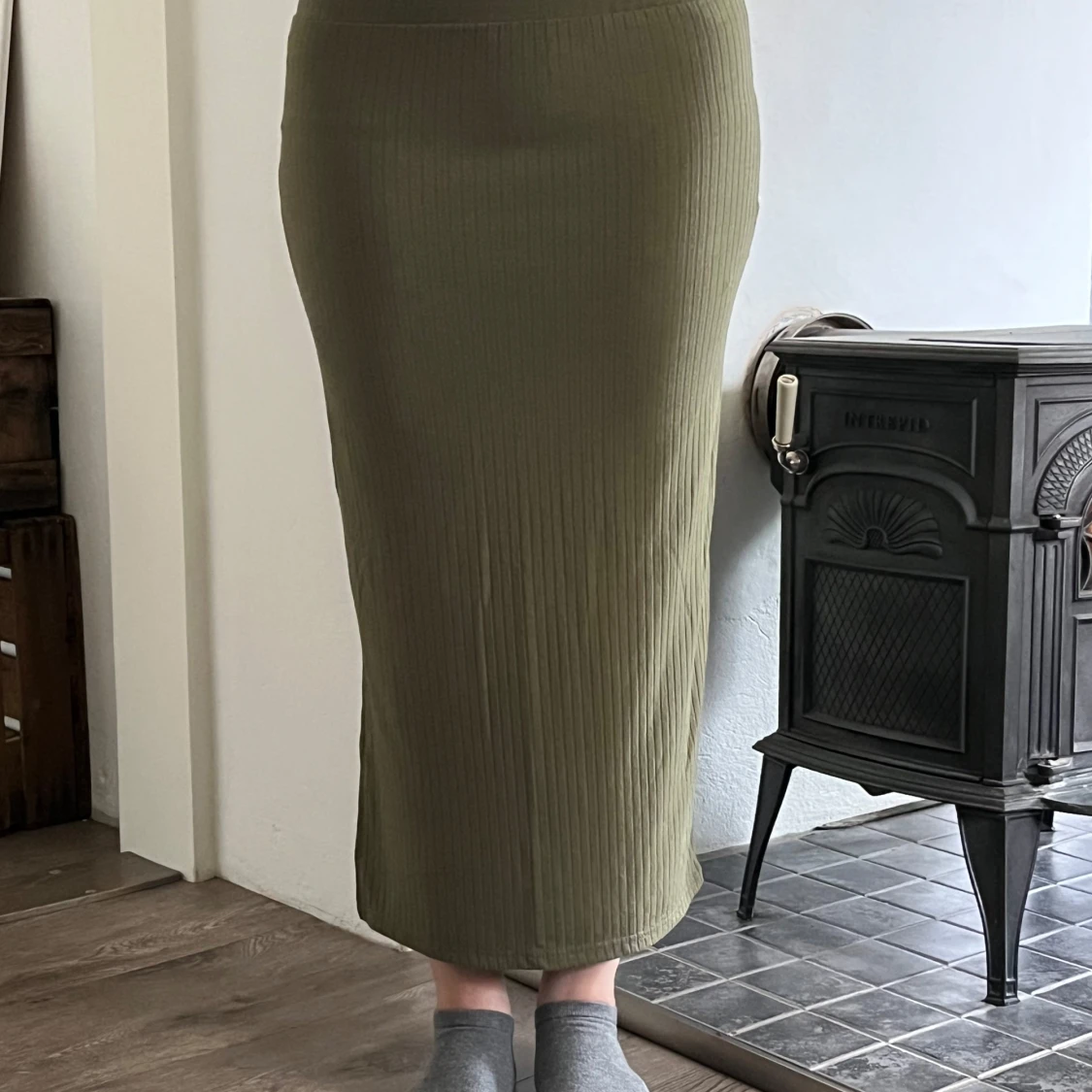 Olivgrön ribbad långkjol från Pieces