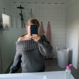 Grå offshoulder stickad tröja Gina Tricot - Supermysig grå stickad tröja från Gina Tricot med bred ribbad offshoulder-krage. Perfekt för hösten och vintern som börjar närma sig. Lite smått nopprig🍁🤗🤗