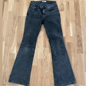 Svarta bootcut jeans från Gina Tricot - Snygga svarta bootcut jeans från Gina Tricot i storlek 36!❣️