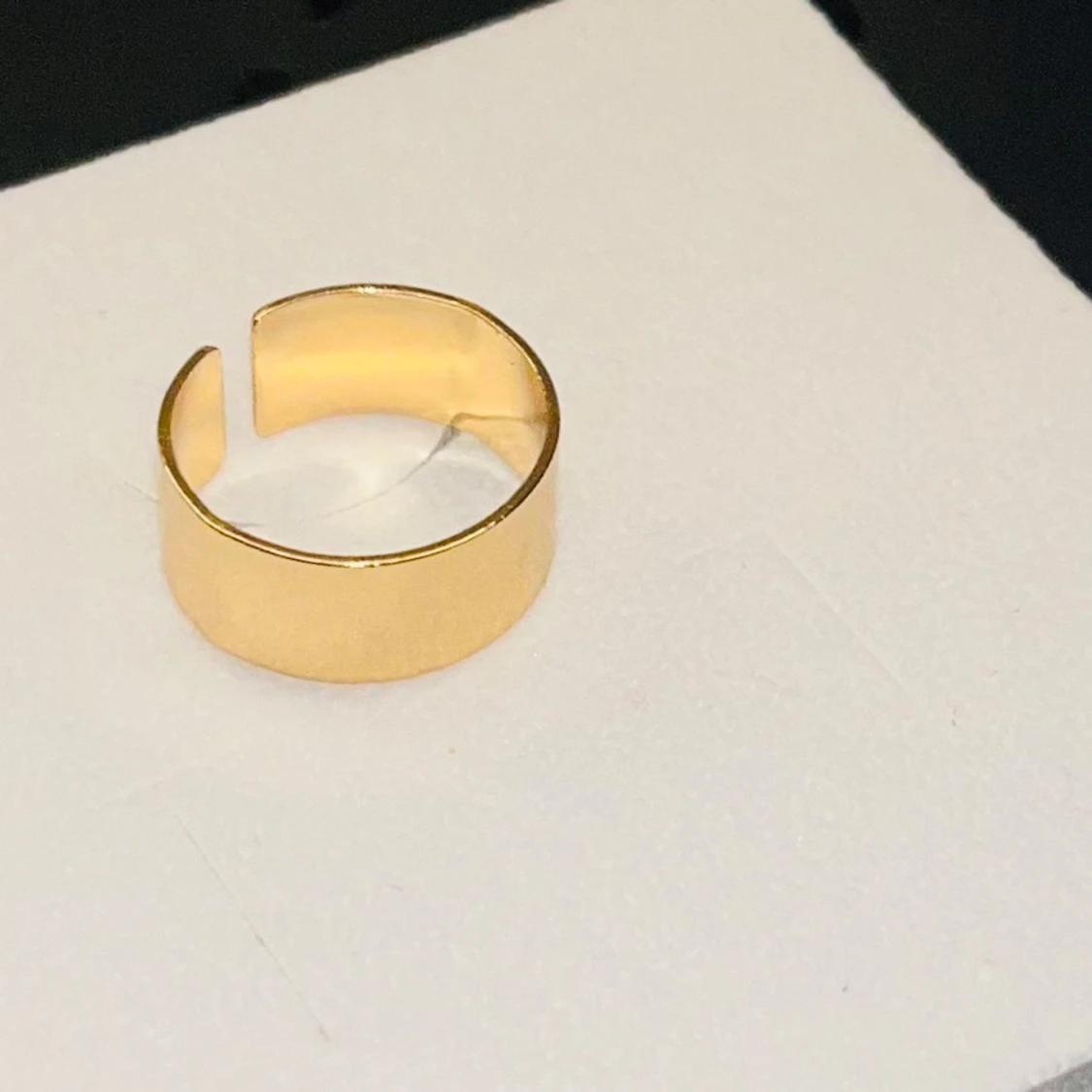 Bred guldpläterad ring i minimalistisk stil - 3