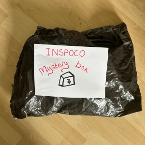 Mystery bag från Inspoco - Mystery bag från Inspoco – du får en överraskning i en svart plastpåse. Perfekt för dig som gillar spänning och vill testa något nytt. Innehållet är hemligt tills du öppnar paketet!  Storlek S Med toppar, klänning och jacka i nyskick till bra skick.  #inspocopaket 