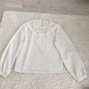 En fin vit blus 🤍 - En tunn blus som är lite genomskinlig så jag rekommenderar att ha något vitt linne under. Det står att den är ifrån SHEIN men jag köpte den på en secondhandbutik. Den är lite smutsig men det går att få bort på en tvätt ❤️‍🔥