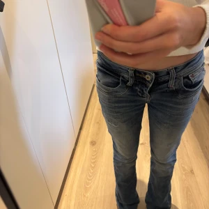 Super snygga lågmidjade jeans från LTB!! - Säljer ett par super snygga blå jeans från LTB, modell Valerie! Bootcut jeans som e low rise. Storlek 24/32. Säljer dem för dem inte passar längre. Super varsamt använda och har inga defekter!💗