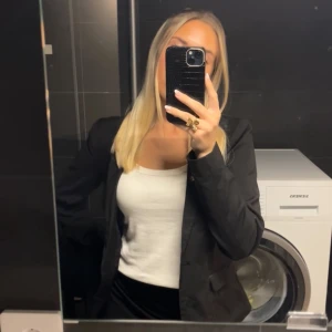 Kavaj från Vila - Superfin svart kavaj från Vila med fickor och två svarta knappar. Endast använd en gång 🩷