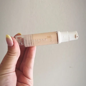 techic serum concealer - techic’s concealer ifrån ”triple wave” i den ljusaste färgen. använd några gånger men inte riktigt min färg.🤍✨