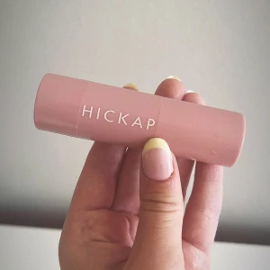 hickap highlighter stick - krämigt highlighter stick i färgen ”sandy glow”, som är en varm guldton. superfin förpackning och enkel att använda, förvara och ta med sig! 💞✨