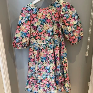Blommig kortklänning med ballongärm - Monki - Superfin kortklänning från Monki med färgglatt blommönster. Klänningen har puffiga korta ärmar, markerad midja och volang nertill. Supersommrig! ☀️⛱️🍉 (i xxs men passar mig i S) använd 3 gånger 
