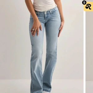 Ljusblå bootcut jeans - Snygga ljusblå jeans med bootcut-modell och klassisk femficksdesign. Jeansen har normal passform och är tillverkade i mjukt denimtyg som ger en avslappnad vibe. Perfekta för dig som gillar en tidlös look med lite utsvängda ben.