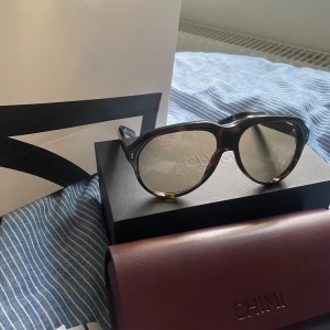 Bruna CHIMI solglasögon i retrostil - Snygga solglasögon från CHIMI med brunmelerad båge i klassisk retroform. Helt oanvända, köpta den 25/7 för 1260kr på Nk Göteborg!