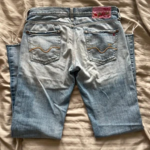 Replay jeans - Säljer mina replay jeans som är vintege,de har en liten fläck som syns på bilden som jag inte försökt tvätta bort med det kanske går bort ifall man tvätar. ( de är klipta där nere!)