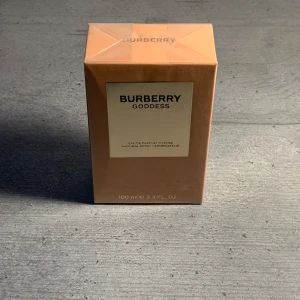 Burberry Goddess Eau de Parfum Intense 100ml – Ny & inplastad - Säljer en helt ny och inplastad flaska Burberry Goddess Eau de Parfum Intense, 100ml.  Doften är varm, mjuk och feminin – med toner av vanilj, lavendel och trä. En modern och elegant parfym som passar både till vardags och till mer speciella tillfällen.  Flaskan är oöppnad och köpt från pålitlig återförsäljare. Bjuder på gratis frakt. Först till kvarn gäller.  Hör gärna av dig om du är intresserad.