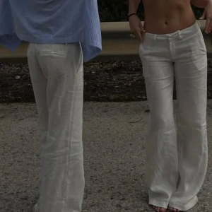 Vita linnebyxor med wide fit - Snygga vita linnebyxor med avslappnad wide fit och raka ben. Perfekta för varma dagar och ger en fräsch och stilren look. Byxorna har diskreta fickor och sitter skönt i midjan.från Alobha label uppsydda så passar någon runt 165-170