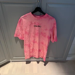 HM x Keith Harring - T-shirt - Rosa design t-shirt från HM. Grym på sommaren. Är stl S men passar upp till L då en är rätt oversized