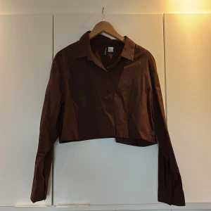 Brun croppad skjorta från HM - Använd en gång.