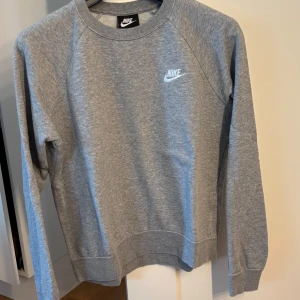 Grå Nike sweatshirt i bomull - Grå sweatshirt från Nike🤍