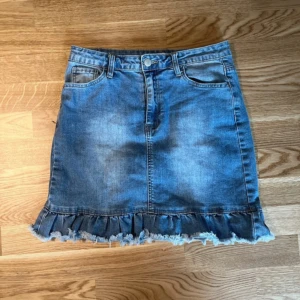 Blå jeans kjol med volang - Blå jeanskjol med volang i strl M (stretchig) från ”Redial Paris Denim”. Knappt använd och är i mycket bra skick!