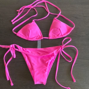 Ny bikini strl XS - Ny bikini i strl XS. Jättefin rosa färg, precis som på bilderna. Säljes då jag råkade köpa fel storlek.