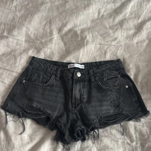 Svarta jeansshorts ZARA - Svarta korta och lågmidjade shorts från zara. Använda väldigt fåtal gånger och passar inte mig längre. Storlek 34 och skitsnygga❣️❣️