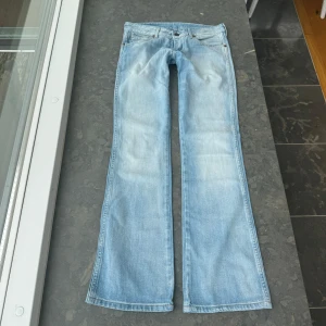 Wang - Så snygga jeans som tyvärr inte passar mig och har därför ingen bild på! Midjemått tvärsöver: 40cm Midjehöjd: 20cm Inerbens längd: 81cm💕