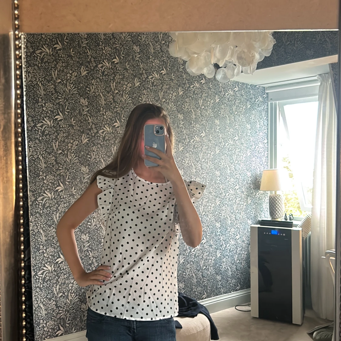 Vit prickig blus med volangärmar