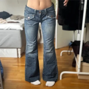 Levis bootcut jeans låg midja  - Low waisted bootcut jeans från Levis. Inga tecken på slitage. Sitter bra både fram och bak. 40cm midja  26cm lårvidd 74cm innerbenslängd  26cm fotvidd 