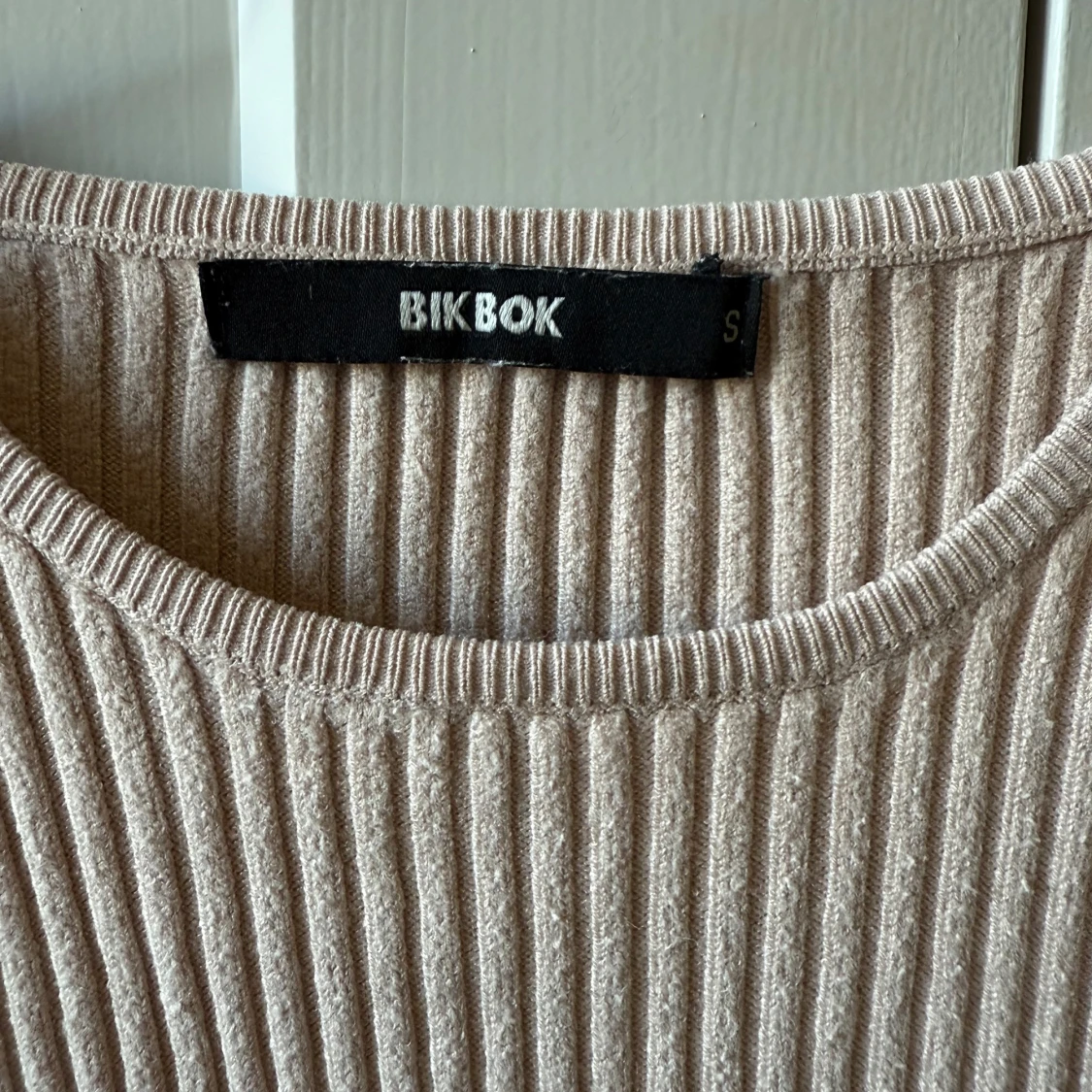 Beige ribbad långklänning Bik Bok - 1