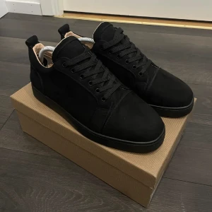 Svarta Louboutins - Helt oanvända strl 47-48 box följer inte med de är därför det är så billigt pris är fast