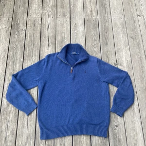 Blå stickad tröja Polo Ralph Lauren - Mörkblå Ralph Lauren 1/4 zip i mycket bra skick! Tröjan är u storlek M och passar ungefär 170-177cm  Hör av er om frågor!