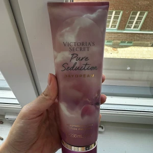 Victoria's Secret Pure Seduction Daydream - Parfymerad body lotion från Victoria's Secret i serien Pure Seduction Daydream. Tuben är lila och rosa med drömlikt molnmotiv och guldiga detaljer. Innehåller 236 ml 