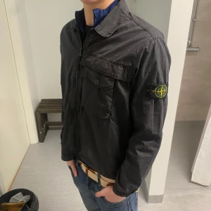 Stone Island Overshirt  - Hej! Jag säljer denna Stone Island Overshirt, det är storlek M. Tröjan är i bra skick, hör av er vid yttligare frågor!😇(kan tänkas gå ner i pris om det är en snabb affär)