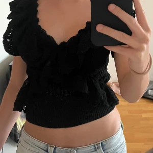 Söt topp från Zara  - Stickad topp som inte kommer till användning längre, toppen är i S men passar även XS💗!