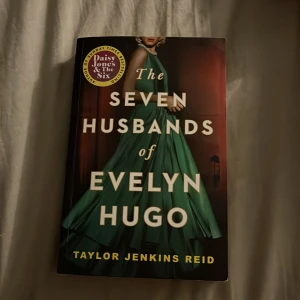 The Seven Husbands of Evelyn Hugo - En glamorös och gripande berättelse om Hollywood-ikonen Evelyn Hugo, hennes sju äktenskap och hemliga liv. Just denna bok är på engelska.