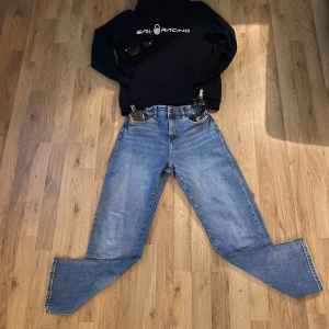 Baggy jeans från LAB Industries, blå - Säljer ett par blå baggy jeans från LAB Industries i loose fit. Jeansen har klassisk femficksdesign, normal midja och raka ben. Tillverkade i slitstarkt denimtyg som ger en avslappnad och trendig look. Perfekta för dig som gillar en chill och bekväm stil.