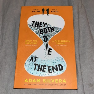 They Both Die At The End - Kända boken om två främlingar som spenderar sitt livs sista dag med varandra. Boken är på engelska och har lite gammalt kladd (se bild 3) annars toppenskick! 