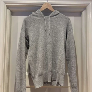 Carmés hoodie grå kashmir  - Snygg Kashmir hoodie från Carmés i Strl S