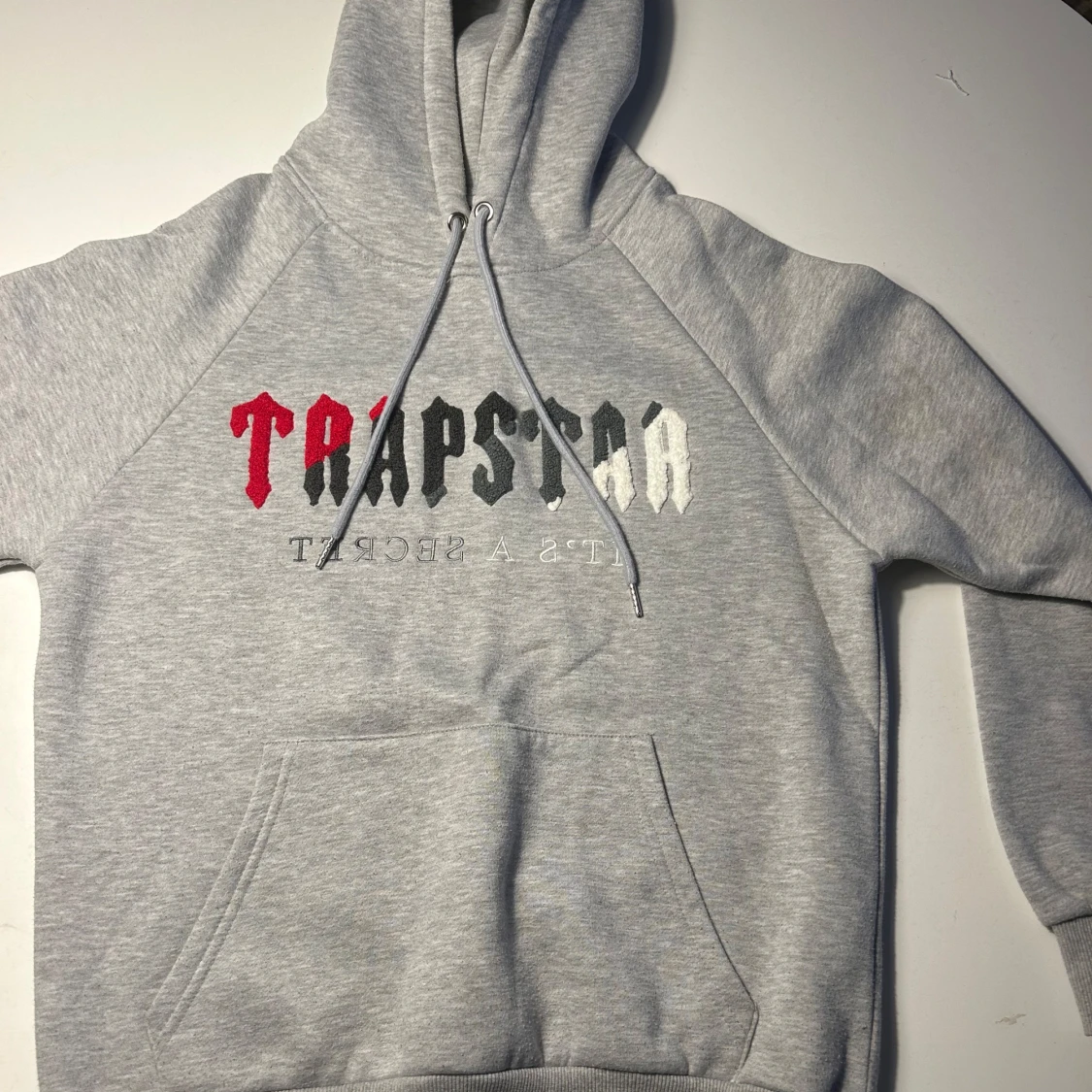 Grå hoodie Trapstar med broderad text