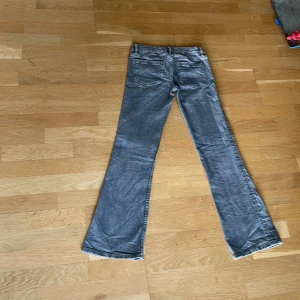 Grå bootcut manchesterbyxor - Säljer ett par jeans från Gina. Har inte andvändt dom så mycket. Säljer dom för dom är för små för mig och det är därför jag inte visar dom på.  Nypris 300-400 är inte så säker då jag fick dom i julklapp.