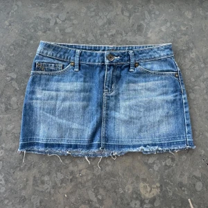Mini skirt  - Så snygg jeans kjol som tyvärr inte passar mig och har därför ingen bild på! Midjemått tvärsöver: 39-40cm Längd:27cm💕