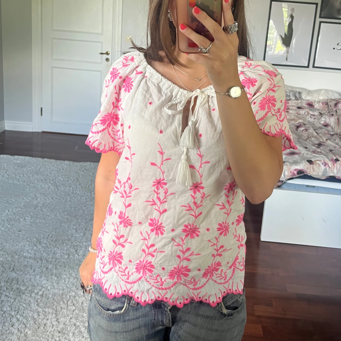 Vit blus med rosa broderi✨