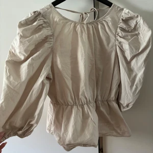 Beige blus med puffärmar och knyt - Supersöt beige blus med puffärmar 