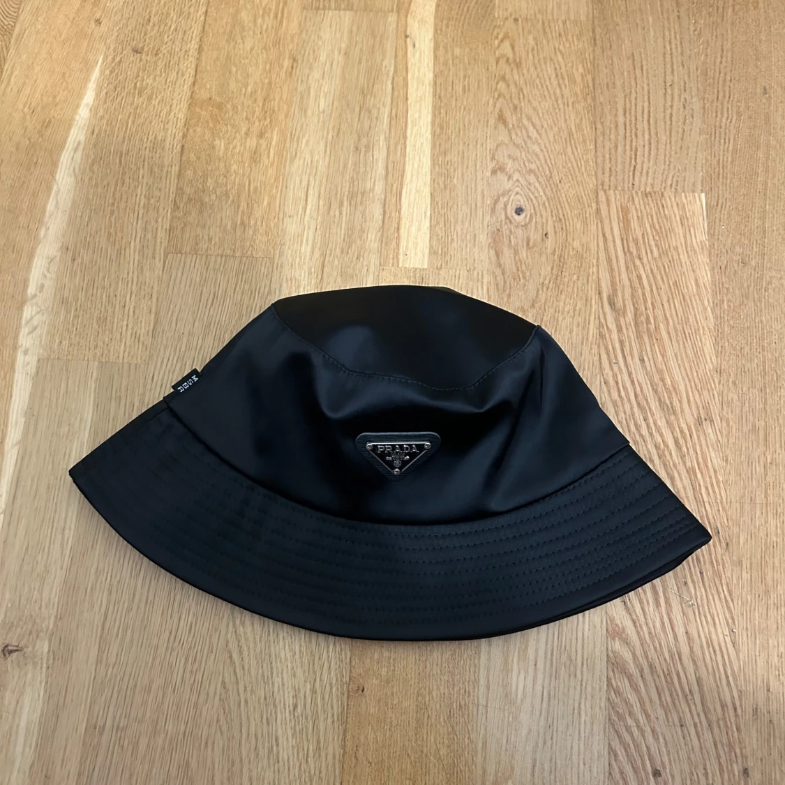 Svart bucket hat från Prada - 1