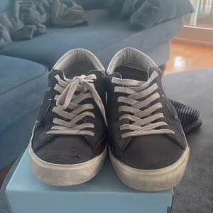 Blå sneakers från Philippe Model - Säljer nu ett par riktigt feta Philippe Models. Skorna är i nogurlunda skick och är använda. Priset är inte hugget i sten. Har ni några funderingar är det bara att höra av sig!😄