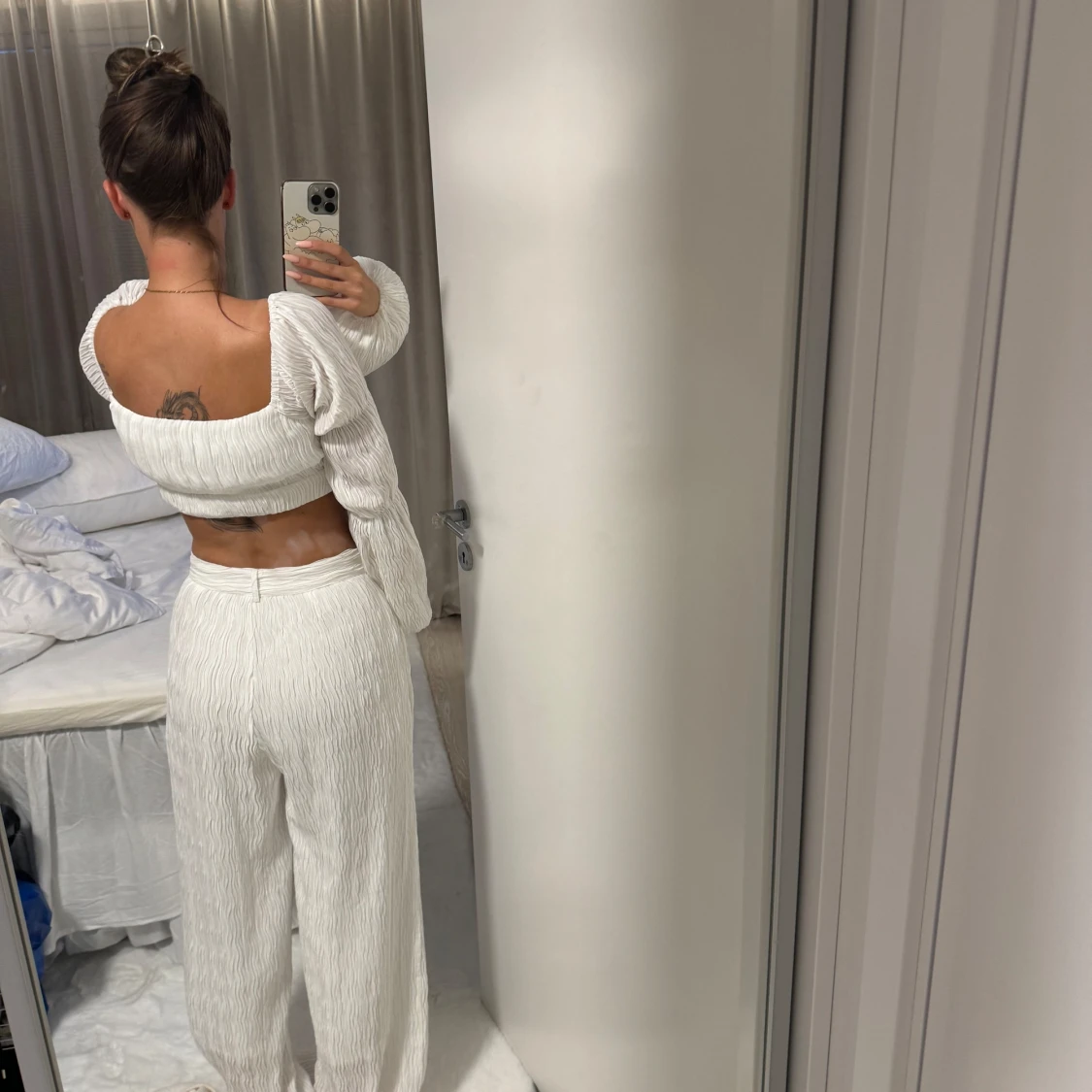 Vit croppad blus med puffärmar och matchande byxor  - 1