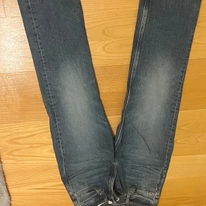 Blå raka jeans från Weekday W27L30 - Snygga blå jeans från Weekday med raka ben. 