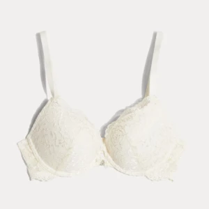 Vit spetsig bh med axelband - Supersöt vit bh med tunna axelband och vacker spets över hela plagget. 