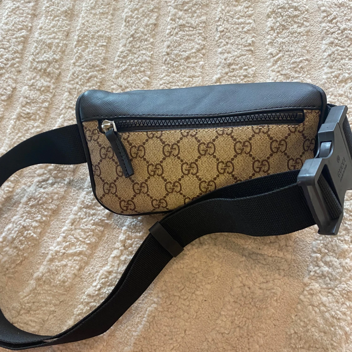 Gucci beige och svart axelväska - 1