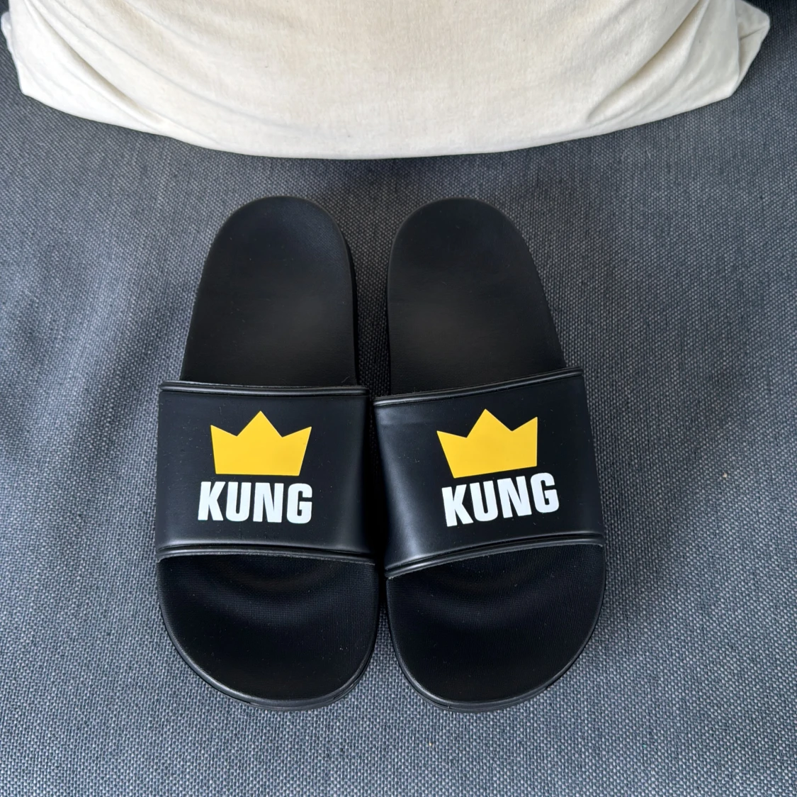 Svarta tofflor med KUNG-tryck